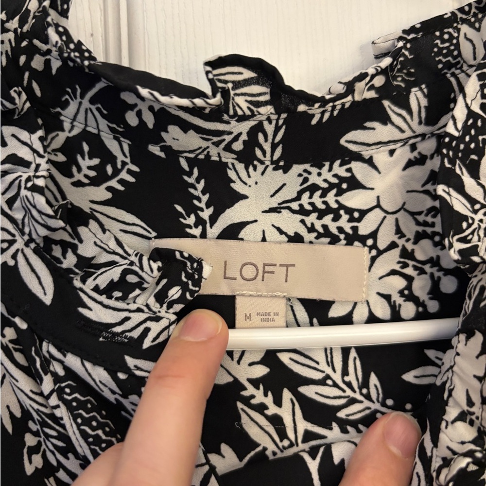 LOFT Black & White Floral Blouse - Picture 4 of 6